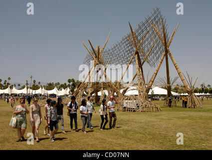 Le 25 avril 2008 ; Indio, CA, USA ; Le 'VAGUES' BAMBOU sculpture à la vallée de Coachella 2008 Music & Arts Festival à l'Empire Polo Club. Crédit obligatoire : Photo par Vaughn Youtz/ZUMA Press. (©) Copyright 2007 par Vaughn Youtz. Banque D'Images