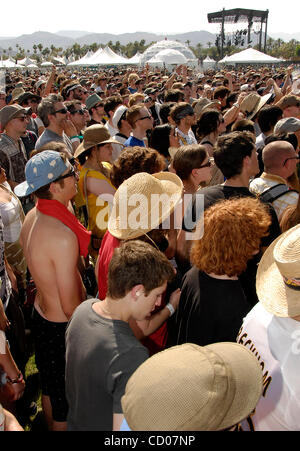 Le 25 avril 2008 ; Indio, CA, USA ; foule détail lors de la scène en plein air au cours de la vallée de Coachella 2008 Music & Arts Festival à l'Empire Polo Club. Crédit obligatoire : Photo par Vaughn Youtz/ZUMA Press. (©) Copyright 2007 par Vaughn Youtz. Banque D'Images