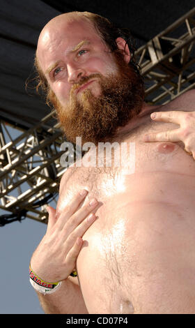 Le 25 avril 2008 ; Indio, CA, USA ; musicien TIM HARRINGTON, 'Les Savy Fav', d'effectuer au cours de la vallée de Coachella 2008 Music & Arts Festival à l'Empire Polo Club. Crédit obligatoire : Photo par Vaughn Youtz/ZUMA Press. (©) Copyright 2007 par Vaughn Youtz. Banque D'Images