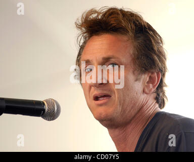 27 avril, 2008 ; Indio, CA, USA ; acteur Sean Penn parle au cours de la vallée de Coachella 2008 Music & Arts Festival à l'Empire Polo Club. Crédit obligatoire : Photo par Vaughn Youtz/ZUMA Press. (©) Copyright 2007 par Vaughn Youtz. Banque D'Images