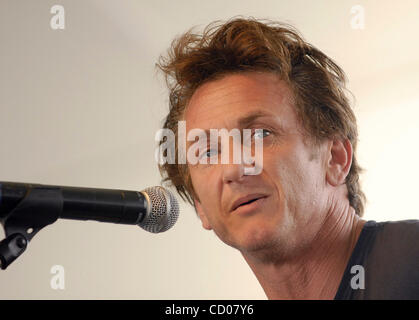 27 avril, 2008 ; Indio, CA, USA ; acteur Sean Penn parle au cours de la vallée de Coachella 2008 Music & Arts Festival à l'Empire Polo Club. Crédit obligatoire : Photo par Vaughn Youtz/ZUMA Press. (©) Copyright 2007 par Vaughn Youtz. Banque D'Images