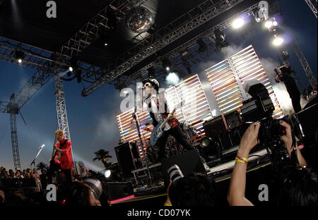 27 avril, 2008 ; Indio, CA, USA ; la bande 'Love And Rockets' d'effectuer au cours de la vallée de Coachella 2008 Music & Arts Festival à l'Empire Polo Club. Crédit obligatoire : Photo par Vaughn Youtz/ZUMA Press. (©) Copyright 2007 par Vaughn Youtz. Banque D'Images