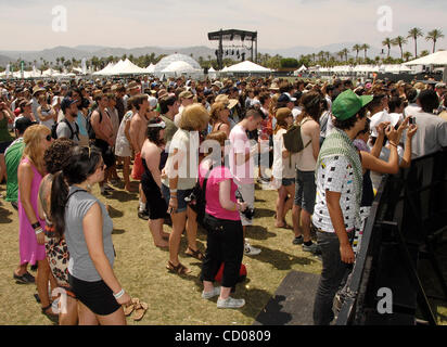 27 avril, 2008 ; Indio, CA, USA ; foule à l'extérieur du théâtre en plein air au cours de la vallée de Coachella 2008 Music & Arts Festival à l'Empire Polo Club. Crédit obligatoire : Photo par Vaughn Youtz/ZUMA Press. (©) Copyright 2007 par Vaughn Youtz. Banque D'Images