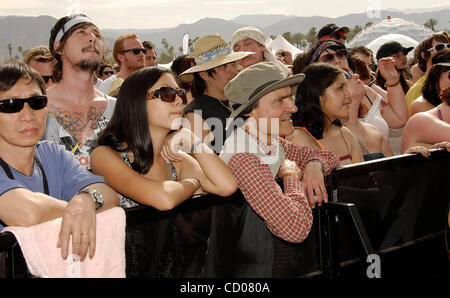 27 avril, 2008 ; Indio, CA, USA ; foule à l'extérieur du théâtre en plein air au cours de la vallée de Coachella 2008 Music & Arts Festival à l'Empire Polo Club. Crédit obligatoire : Photo par Vaughn Youtz/ZUMA Press. (©) Copyright 2007 par Vaughn Youtz. Banque D'Images