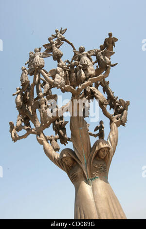 Cinq ans après le siège de l'école de Beslan ; photo : le monument à Beslan pour les victimes de la tragédie. Banque D'Images