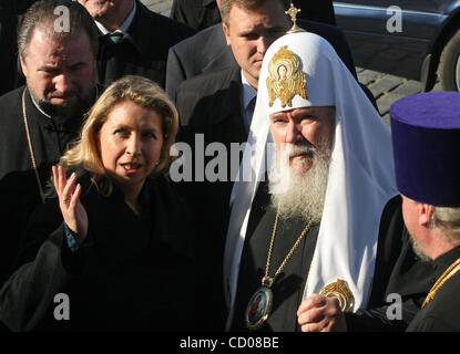 (L-r) La Première Dame russe Svetlana Medvedeva et patriarche de toute la Russie Alexis II lors de la cérémonie de pose de la première pierre d'une église à Kronstadt en dehors de Saint-Pétersbourg Banque D'Images
