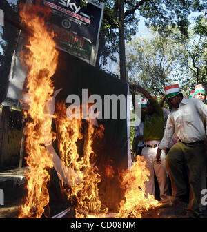 Nagaon : 15 octobre : Les militants de l'Assam Travaux publics (APW) brûler le drapeau du Pakistan et aussi criant slogan contre la présence de l'HUJI, SIMI, ISI, MULTA et HUM pour leurs activités dans l'État indien de l'Assam, à Guwahati, à environ 120 km (74 miles) de Nagaon, ville du nord-est à Banque D'Images