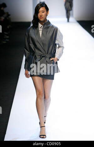 24 Oct 2008 - Séoul, Corée du Sud - A model wearing Ha Sang Beg Printemps/été 2009 collection durant la Fashion Week de Séoul S/S 09 à SETEC à Séoul. (Crédit Image : © J. P. Yim/ZUMA Press) Banque D'Images