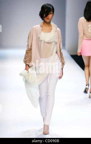 24 Oct 2008 - Séoul, Corée du Sud - A model wearing Ha Sang Beg Printemps/été 2009 collection durant la Fashion Week de Séoul S/S 09 à SETEC à Séoul. (Crédit Image : © J. P. Yim/ZUMA Press) Banque D'Images