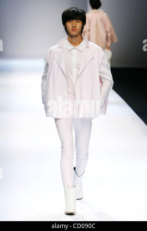 24 Oct 2008 - Séoul, Corée du Sud - A model wearing Ha Sang Beg Printemps/été 2009 collection durant la Fashion Week de Séoul S/S 09 à SETEC à Séoul. (Crédit Image : © J. P. Yim/ZUMA Press) Banque D'Images