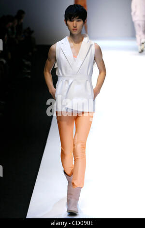 24 Oct 2008 - Séoul, Corée du Sud - A model wearing Ha Sang Beg Printemps/été 2009 collection durant la Fashion Week de Séoul S/S 09 à SETEC à Séoul. (Crédit Image : © J. P. Yim/ZUMA Press) Banque D'Images