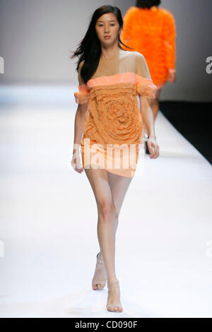 24 Oct 2008 - Séoul, Corée du Sud - A model wearing Ha Sang Beg Printemps/été 2009 collection durant la Fashion Week de Séoul S/S 09 à SETEC à Séoul. (Crédit Image : © J. P. Yim/ZUMA Press) Banque D'Images