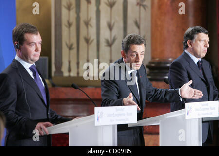 Le premier sommet UE-Russie après la guerre du Caucase a ouvert à Nice , France. Sur la photo : de gauche à droite le président russe, Dmitri Medvedev , le président français Nicolas Sarkozy (c), le président de la Commission européenne, Jose Manuel Barroso (r) Banque D'Images