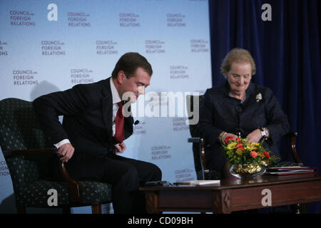 Sommet du G20 à Washington. Plus de 20 des dirigeants du monde se sont réunis à la Maison blanche pour les deux jours du sommet d'urgence sur la crise financière mondiale. Sur la photo : le président russe Dmitri Medvedev et l'ex-secrétaire d'État Madeleine Albright lors de la conférence de presse Banque D'Images