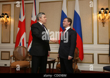 Sommet du G20 à Washington. Plus de 20 des dirigeants du monde se sont réunis à la Maison blanche pour les deux jours du sommet d'urgence sur la crise financière mondiale. Photo : Le premier ministre de Grande-Bretagne Gordon Brown et le président russe Dmitri Medvedev Banque D'Images