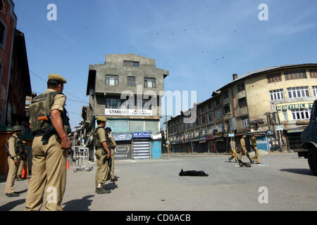 Soldats paramilitaires indiennes montent la garde pendant une grève contre le Premier Ministre indien Manmohan Singh dans Srinagar-Summer la visite de la capitale du Cachemire indien le 11 octobre 2008. Singh le samedi marqué off le tout premier service de train au Cachemire, où boutiques et commerces sont restés fermés en réponse t Banque D'Images