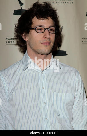 NEW YORK - 12 avril : Andy Samberg arrive à l'Academy of Television Arts & Sciences présente une soirée avec 'Samedi soir Live' à l'Hôtel Pierre le 12 avril 2010. Banque D'Images