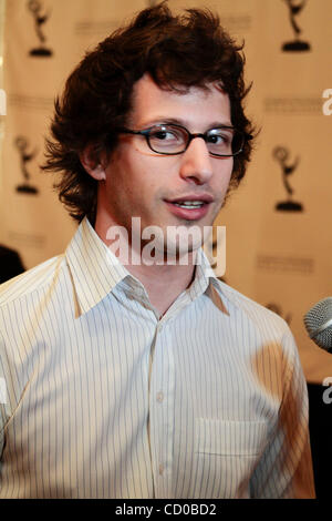 Andy Samberg arrive à l'Academy of Television Arts & Sciences présente une soirée avec 'Samedi soir Live' à l'Hôtel Pierre le 12 avril 2010 Banque D'Images