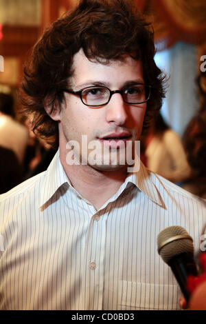 Apr 12, 2010 - New York, New York, États-Unis - ANDY SAMBERG arrive à l'Academy of Television Arts & Sciences présente une soirée avec 'Samedi soir Live' à l'Hôtel Pierre le 12 avril 2010. (Crédit Image : © Aviv petit/ZUMA Press) Banque D'Images