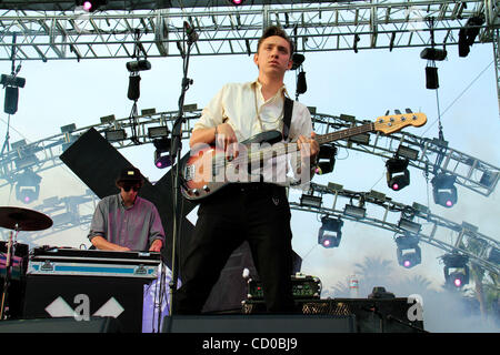 XX se produisant au Coachella Valley Music and Arts Festival à Indio, CA le 17 avril 2010, les membres de la bande ; Romy Madley Croft, Oliver Sim, Jamie Smith Banque D'Images