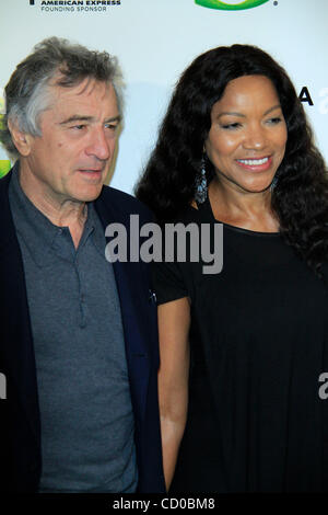 Robert De Niro et Grace Hightower assister à la première de Shrek 4 au cours de la soirée d'ouverture du Festival du film de Tribeca 2010 au Ziegfeld Theatre le 21 avril 2010 à New York. Banque D'Images