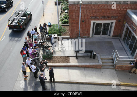 04 mai 2010 - Charlottesville, Virginie, États-Unis - journalistes devant le tribunal de district de Charlottesville au cours de l'interpellation de George Huguely, une université de Virginie men's crosse, qui a été accusé de meurtre au premier degré dans la mort d'un amour, un Yeardley UVa women's lacrosse playe Banque D'Images