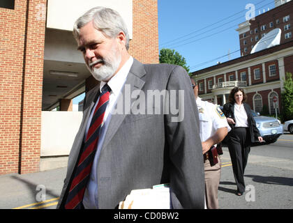 04 mai 2010 - Charlottesville, Virginie, États-Unis - Charlottesville district attorney WARNER D. CHAPMAN, moyenne, entre dans Charlottesville District Court avant la mise en accusation de George Huguely, une université de Virginie men's crosse, qui a été accusé de meurtre au premier degré dans la mort Banque D'Images