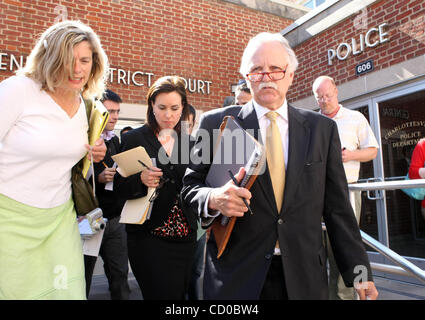 04 mai 2010 - Charlottesville, Virginie, États-Unis - les avocats de la Défense FRAN MCQ. LAWRENCE, droite, et RHODA QUAGLIANA, gauche, marcher à travers un labyrinthe de journalistes à l'extérieur de la Cour de District de Charlottesville, après l'interpellation de George Huguely, une université de Virginie men's crosse, qui a été chargé Banque D'Images