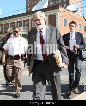 04 mai 2010 - Charlottesville, Virginie, États-Unis - Charlottesville district attorney WARNER D. CHAPMAN, moyenne, entre dans Charlottesville District Court avant la mise en accusation de George Huguely, une université de Virginie men's crosse, qui a été accusé de meurtre au premier degré dans la mort Banque D'Images