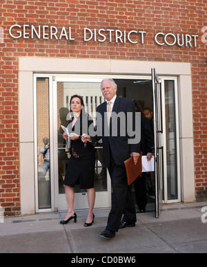 04 mai 2010 - Charlottesville, Virginie, États-Unis - les avocats de la Défense FRAN MCQ. LAWRENCE, droite, et RHODA QUAGLIANA, gauche, marcher hors de la Cour de District de Charlottesville, après l'interpellation de George Huguely, une université de Virginie men's crosse, qui a été accusé de meurtre au premier degré je Banque D'Images