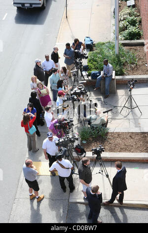 04 mai 2010 - Charlottesville, Virginie, États-Unis - journalistes devant le tribunal de district de Charlottesville au cours de l'interpellation de George Huguely, une université de Virginie men's crosse, qui a été accusé de meurtre au premier degré dans la mort d'un amour, un Yeardley UVa women's lacrosse playe Banque D'Images