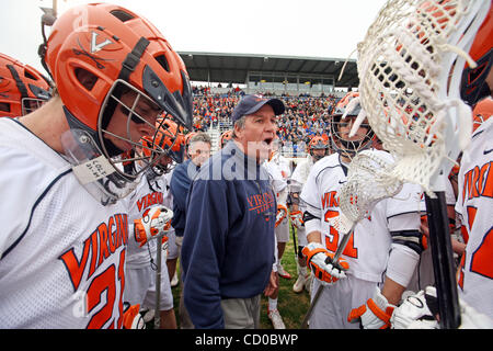 04 mai 2010 - Charlottesville, Virginie, États-Unis - University of Virginia men's lacrosse équipe dirigée par l'entraîneur-STARCIA DOM (C) a publié une déclaration mardi en disant qu'ils vont jouer le reste de la saison à Charlottesville, VA. George Huguely, 22, une étudiante de quatrième année de Chevy Chase, dans le Maryland, ha Banque D'Images