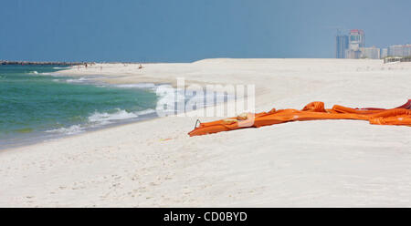 Boomss destinés à conserver l'huile des rejetés sur la plage sont partiellement enterré dans le sable de Orange Beach Florida USA le 6 mai 2010. Certains des estacades orange placée pour protéger les plages de la marée noire dans le golfe du Mexique ont commencé lave jusqu'à terre. Banque D'Images