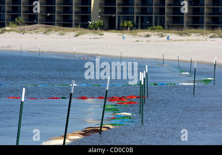 La plage sur l'Île Dauphin, Texas USA est bordé d'obstacles placés pour attraper des boules de goudron à partir de la marée noire du golfe le 9 mai 2010. Bien que le lavage des boules de goudron a commencé la veille, aucune décision n'a été prise de fermer la plage. Banque D'Images