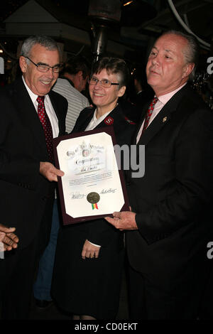 24 novembre 2008 - Hollywood, Californie, États-Unis - J13950CHW.L'ARMÉE DU SALUT LE COUP D'ENVOI ANNUEL DE L'ÉLECTRIQUE À L'HONNEUR M. ED ROSKI, JR. Et l'Organisation des Californies .MILITAIRE LE MARCHÉ DES FERMIERS ORIGINAL, Hollywood, CA .11/24/08.M. ED ROSKI POSANT AVEC COUNCILMEMBER TOM LABONGE ET MEMBRES DE L'ARMÉE AMÉRICAINE Banque D'Images