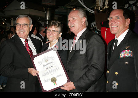 24 novembre 2008 - Hollywood, Californie, États-Unis - J13950CHW.L'ARMÉE DU SALUT LE COUP D'ENVOI ANNUEL DE L'ÉLECTRIQUE À L'HONNEUR M. ED ROSKI, JR. Et l'Organisation des Californies .MILITAIRE LE MARCHÉ DES FERMIERS ORIGINAL, Hollywood, CA .11/24/08.M. ED ROSKI POSANT AVEC COUNCILMEMBER TOM LABONGE ET MEMBRES DE L'ARMÉE AMÉRICAINE Banque D'Images