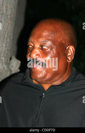 Le 4 juillet 2008 - Hollywood, Californie, États-Unis - J13405CHW.Légende de la NFL JIM BROWN ACCUEILLE UNE 4ÈME DE JUILLET BBQ PARTY AVEC VOS AMIS ET VOTRE FAMILLE .résidence privée, Hollywood, CA .07/04/08.JIM BROWN - NFL FOOTBALL HALL OF FAME ET ACTEUR (crédit Image : Â© Clinton Wallace/Globe Photos/ZUMAPRESS.com) Banque D'Images