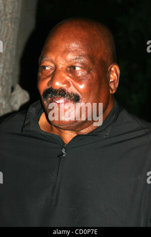 Le 4 juillet 2008 - Hollywood, Californie, États-Unis - J13405CHW.Légende de la NFL JIM BROWN ACCUEILLE UNE 4ÈME DE JUILLET BBQ PARTY AVEC VOS AMIS ET VOTRE FAMILLE .résidence privée, Hollywood, CA .07/04/08.JIM BROWN - NFL FOOTBALL HALL OF FAME ET ACTEUR (crédit Image : Â© Clinton Wallace/Globe Photos/ZUMAPRESS.com) Banque D'Images