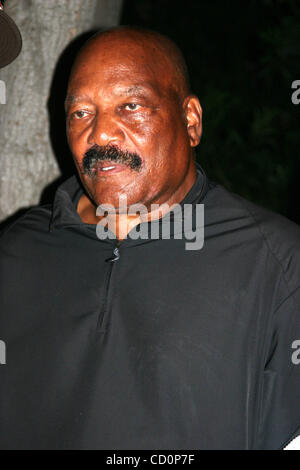 Le 4 juillet 2008 - Hollywood, Californie, États-Unis - J13405CHW.Légende de la NFL JIM BROWN ACCUEILLE UNE 4ÈME DE JUILLET BBQ PARTY AVEC VOS AMIS ET VOTRE FAMILLE .résidence privée, Hollywood, CA .07/04/08.JIM BROWN - NFL FOOTBALL HALL OF FAME ET ACTEUR (crédit Image : Â© Clinton Wallace/Globe Photos/ZUMAPRESS.com) Banque D'Images