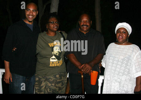 Le 4 juillet 2008 - Hollywood, Californie, États-Unis - J13405CHW.Légende de la NFL JIM BROWN ACCUEILLE UNE 4ÈME DE JUILLET BBQ PARTY AVEC VOS AMIS ET VOTRE FAMILLE .résidence privée, Hollywood, CA .07/04/08.JIM BROWN - NFL FOOTBALL HALL OF FAME ET L'ACTEUR AVEC VOS AMIS ET VOTRE FAMILLE (crédit Image : Â© Clinton Wallace/Globe Photos/ZUM Banque D'Images