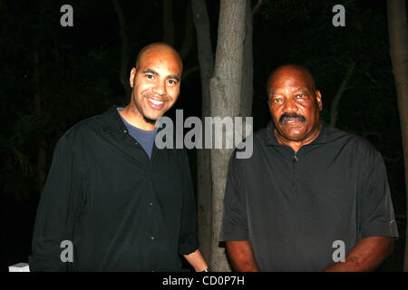 Le 4 juillet 2008 - Hollywood, Californie, États-Unis - J13405CHW.Légende de la NFL JIM BROWN ACCUEILLE UNE 4ÈME DE JUILLET BBQ PARTY AVEC VOS AMIS ET VOTRE FAMILLE .résidence privée, Hollywood, CA .07/04/08.JIM BROWN - NFL FOOTBALL HALL OF FAME ET L'ACTEUR AVEC VOS AMIS ET VOTRE FAMILLE (crédit Image : Â© Clinton Wallace/Globe Photos/ZUM Banque D'Images