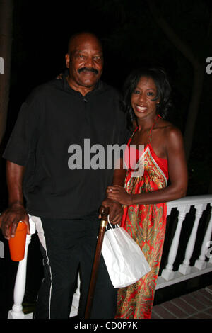 Le 4 juillet 2008 - Hollywood, Californie, États-Unis - J13405CHW.Légende de la NFL JIM BROWN ACCUEILLE UNE 4ÈME DE JUILLET BBQ PARTY AVEC VOS AMIS ET VOTRE FAMILLE .résidence privée, Hollywood, CA .07/04/08.JIM BROWN - NFL FOOTBALL HALL OF FAME ET L'ACTEUR AVEC VOS AMIS ET VOTRE FAMILLE (crédit Image : Â© Clinton Wallace/Globe Photos/ZUM Banque D'Images