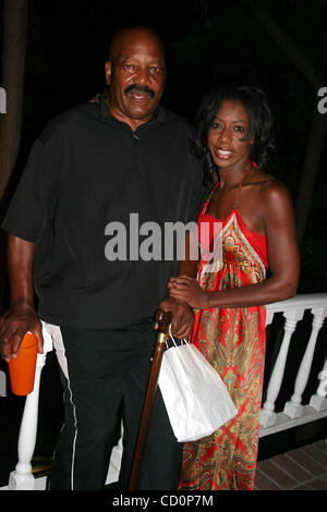 Le 4 juillet 2008 - Hollywood, Californie, États-Unis - J13405CHW.Légende de la NFL JIM BROWN ACCUEILLE UNE 4ÈME DE JUILLET BBQ PARTY AVEC VOS AMIS ET VOTRE FAMILLE .résidence privée, Hollywood, CA .07/04/08.JIM BROWN - NFL FOOTBALL HALL OF FAME ET L'ACTEUR AVEC VOS AMIS ET VOTRE FAMILLE (crédit Image : Â© Clinton Wallace/Globe Photos/ZUM Banque D'Images