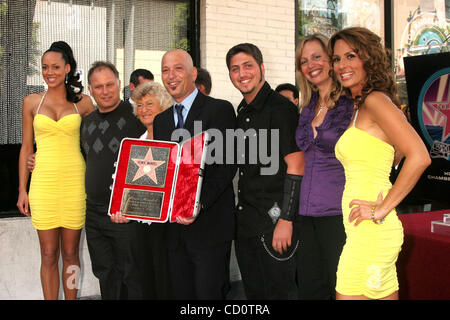 Le 4 septembre 2008 - Hollywood, Californie, États-Unis - J13674CHW.''Howie Mandel'' à l'HONNEUR AVEC UNE ÉTOILE SUR LE Hollywood Walk of Fame de Hollywood Hollywood Blvd, .ca, .09/04/08.Howie Mandel ET FAMILLE AVEC Deal or No Deal FILLES TAMEKA JACOBS ET PATRICIA KARA (crédit Image : Â© Clinton Wallace/Globe Photos/ZUMA Banque D'Images