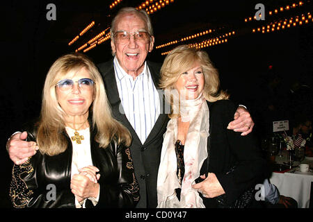 Le 7 novembre 2008 - Hollywood, Californie, États-Unis - J13917CHW.LA CALIFORNIE DVBE PRÉSENTE ALLIANCE ''TENIR LES PROMESSES DE NOTRE HÉROS DU VIETNAM'' Petit déjeuner en l'HONNEUR DES ANCIENS COMBATTANTS DU VIETNAM .Sheraton Gateway Hotel-Lax, Los Angeles, CA .11/07/08.Nancy Sinatra, ED MCMAHON ET CONNIE STEVENS (crédit Image : Â© Clin Banque D'Images