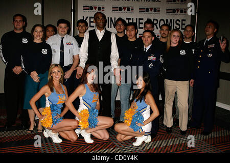 Le 7 novembre 2008 - Hollywood, Californie, États-Unis - J13917CHW.LA CALIFORNIE DVBE PRÉSENTE ALLIANCE ''TENIR LES PROMESSES DE NOTRE HÉROS DU VIETNAM'' Petit déjeuner en l'HONNEUR DES ANCIENS COMBATTANTS DU VIETNAM .Sheraton Gateway Hotel-Lax, Los Angeles, CA .11/07/08.HOWARD POSANT AVEC DELL CHEERLEADERS de l'UCLA ET DE NOUVELLES RECRUES MILITAIRES Banque D'Images