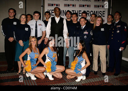 Le 7 novembre 2008 - Hollywood, Californie, États-Unis - J13917CHW.LA CALIFORNIE DVBE PRÉSENTE ALLIANCE ''TENIR LES PROMESSES DE NOTRE HÉROS DU VIETNAM'' Petit déjeuner en l'HONNEUR DES ANCIENS COMBATTANTS DU VIETNAM .Sheraton Gateway Hotel-Lax, Los Angeles, CA .11/07/08.HOWARD POSANT AVEC DELL CHEERLEADERS de l'UCLA ET DE NOUVELLES RECRUES MILITAIRES Banque D'Images