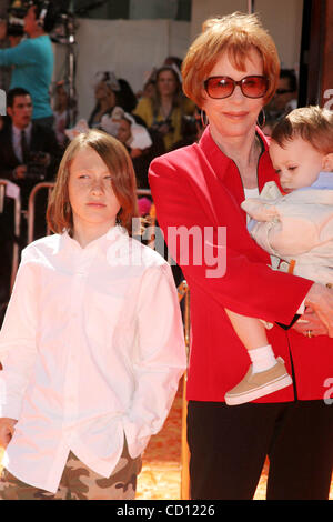 8 mars 2008 - Hollywood, Californie, États-Unis - J13050CHW.DR. SEUSS' Horton Hears a Who ! Première mondiale.MANN VILLAGE THEATRE, Westwood, CA .03/08/08.Carol Burnett ET PETITS-ENFANTS (crédit Image : Â© Clinton Wallace/Globe Photos/ZUMAPRESS.com) Banque D'Images