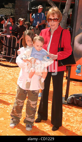 8 mars 2008 - Hollywood, Californie, États-Unis - J13050CHW.DR. SEUSS' Horton Hears a Who ! Première mondiale.MANN VILLAGE THEATRE, Westwood, CA .03/08/08.Carol Burnett ET PETITS-ENFANTS (crédit Image : Â© Clinton Wallace/Globe Photos/ZUMAPRESS.com) Banque D'Images