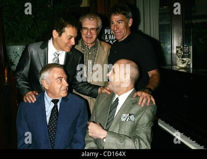 16 juin 2008 - New York, New York, États-Unis - compositeur Charles Strouse (première rangée à droite), avec le parolier Lee Adams (première rangée à gauche) et deuxième rangée (L-R) : Michael Feinstein, Sheldon Harnick et Stephen Scwartz, célèbre son 80e anniversaire et la sortie de son nouveau livre ''mis sur un visage heureux : Une comédie M Banque D'Images